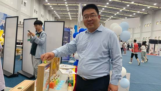 beat365体育官方网站孙怀凤老师倒下许愿瓶(友爱)